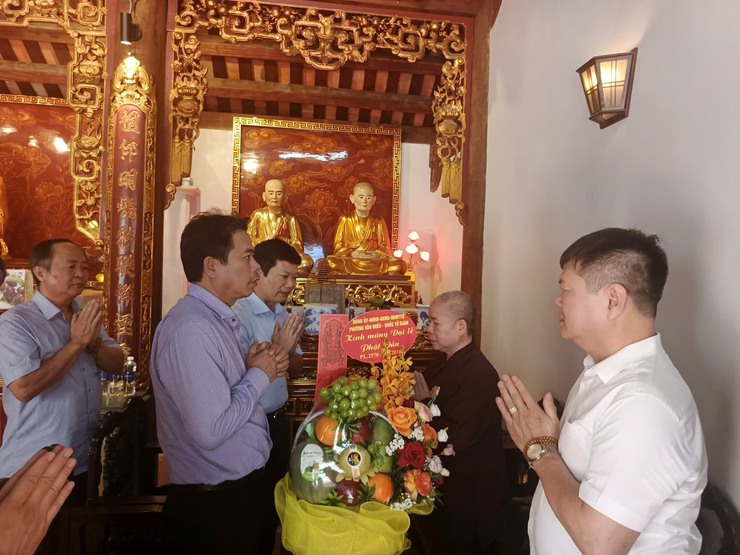 ĐẢNG ỦY - HĐND - UBND - UB MTTQ VIỆT NAM PHƯỜNG VĂN MIẾU - QUỐC TỬ GIÁM THĂM HỎI, CHÚC MỪNG ĐẠI LỄ PHẬT ĐẢN PL.2570 - DL.2026 TẠI CÁC CƠ SỞ PHẬT GIÁO TRÊN ĐỊA BÀN PHƯỜNG- Ảnh 4.