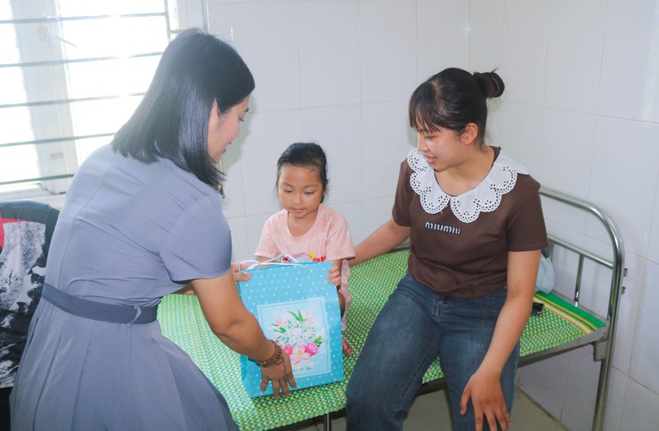 HỘI NÔNG DÂN XÃ QUỐC OAI VÀ TRƯỜNG TIỂU HỌC THẠCH THÁN THĂM, TẶNG QUÀ THIẾU NHI ĐANG ĐIỀU TRỊ TẠI BỆNH VIỆN ĐA KHOA QUỐC OAI NHÂN DỊP TẾT THIẾU NHI 1/6- Ảnh 8.
