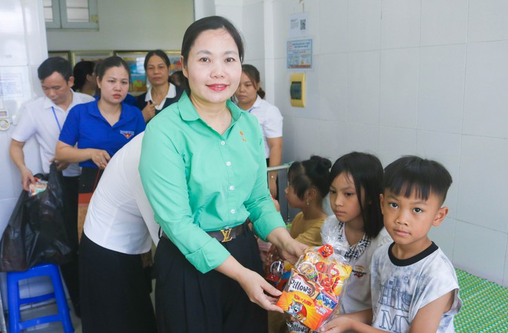 HỘI NÔNG DÂN XÃ QUỐC OAI VÀ TRƯỜNG TIỂU HỌC THẠCH THÁN THĂM, TẶNG QUÀ THIẾU NHI ĐANG ĐIỀU TRỊ TẠI BỆNH VIỆN ĐA KHOA QUỐC OAI NHÂN DỊP TẾT THIẾU NHI 1/6- Ảnh 9.