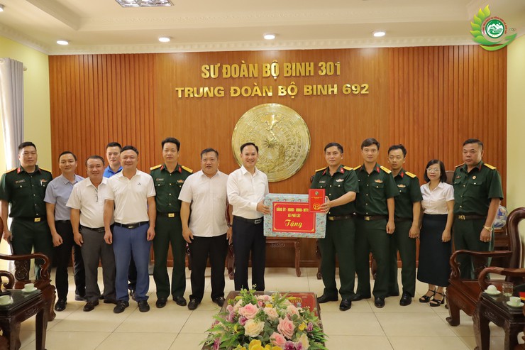 ĐOÀN CÔNG TÁC XÃ PHÚ CÁT THĂM, ĐỘNG VIÊN CHIẾN SĨ MỚI TẠI TRUNG ĐOÀN 692- Ảnh 1.