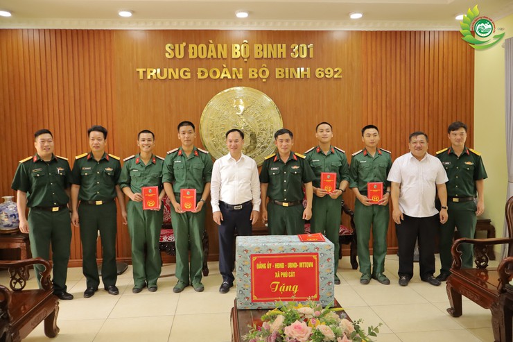 ĐOÀN CÔNG TÁC XÃ PHÚ CÁT THĂM, ĐỘNG VIÊN CHIẾN SĨ MỚI TẠI TRUNG ĐOÀN 692- Ảnh 2.