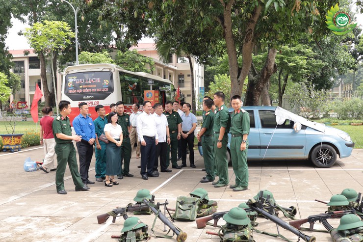 ĐOÀN CÔNG TÁC XÃ PHÚ CÁT THĂM, ĐỘNG VIÊN CHIẾN SĨ MỚI TẠI TRUNG ĐOÀN 692- Ảnh 3.