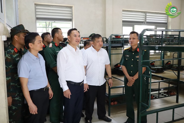 ĐOÀN CÔNG TÁC XÃ PHÚ CÁT THĂM, ĐỘNG VIÊN CHIẾN SĨ MỚI TẠI TRUNG ĐOÀN 692- Ảnh 4.