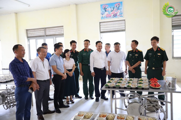 ĐOÀN CÔNG TÁC XÃ PHÚ CÁT THĂM, ĐỘNG VIÊN CHIẾN SĨ MỚI TẠI TRUNG ĐOÀN 692- Ảnh 5.
