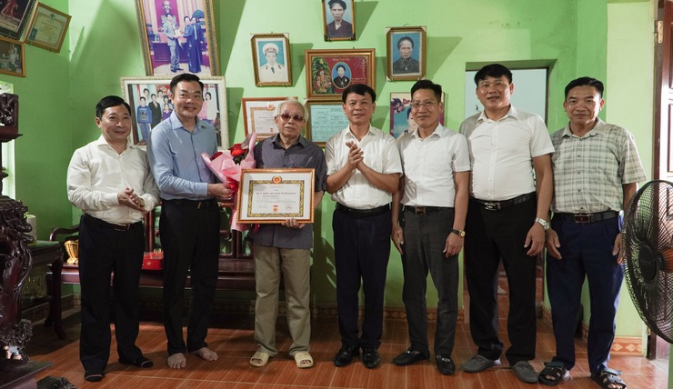 Lãnh đạo xã Đại Xuyên trao huy hiệu Đảng tại nhà cho Đảng viên Lão thành- Ảnh 2.