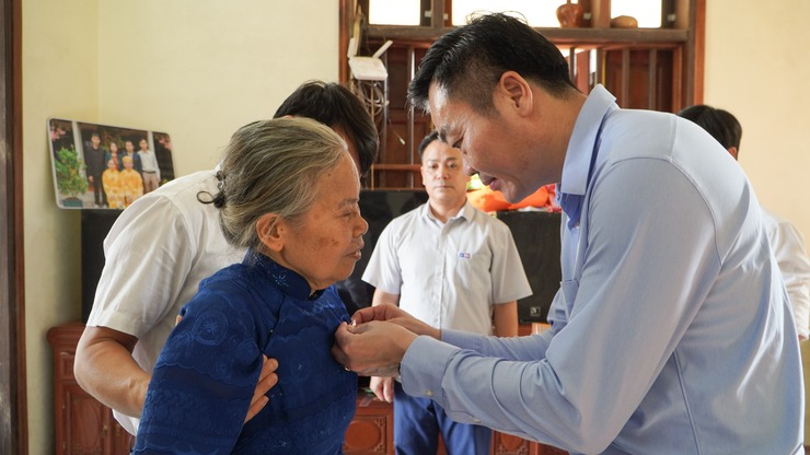 Lãnh đạo xã Đại Xuyên trao huy hiệu Đảng tại nhà cho Đảng viên Lão thành- Ảnh 3.
