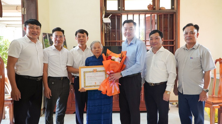 Lãnh đạo xã Đại Xuyên trao huy hiệu Đảng tại nhà cho Đảng viên Lão thành- Ảnh 4.