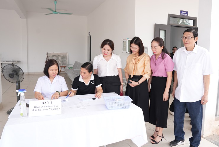 Sở Y tế Hà Nội giám sát công tác triển khai "Ngày vi chất dinh dưỡng" tại xã Bát Tràng- Ảnh 1.