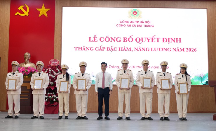 Công an xã Bát Tràng công bố quyết định thăng cấp bậc hàm, nâng lương năm 2026 cho 19 cán bộ, chiến sĩ- Ảnh 2.