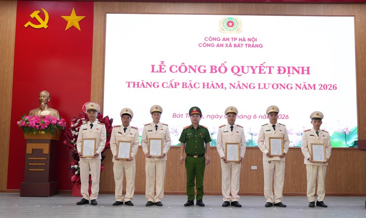 Công an xã Bát Tràng công bố quyết định thăng cấp bậc hàm, nâng lương năm 2026 cho 19 cán bộ, chiến sĩ- Ảnh 3.