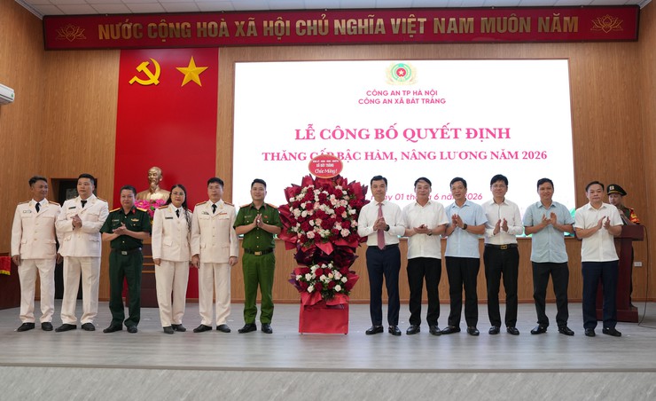 Công an xã Bát Tràng công bố quyết định thăng cấp bậc hàm, nâng lương năm 2026 cho 19 cán bộ, chiến sĩ- Ảnh 1.