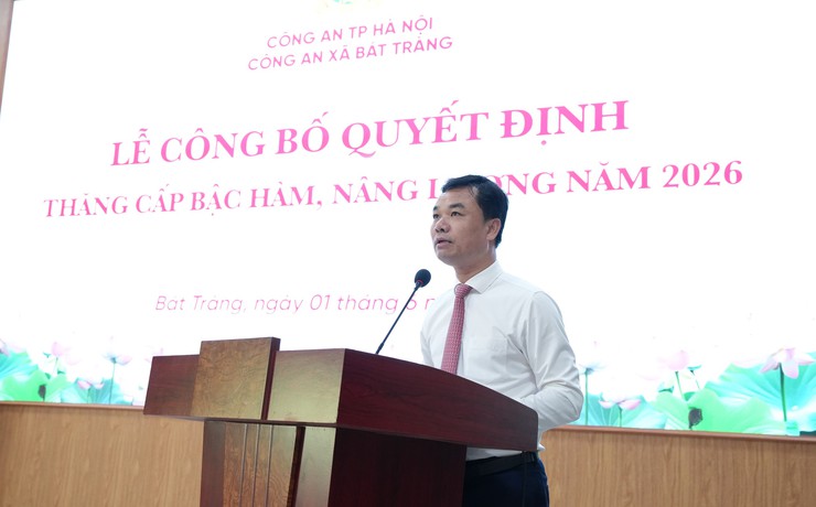 Công an xã Bát Tràng công bố quyết định thăng cấp bậc hàm, nâng lương năm 2026 cho 19 cán bộ, chiến sĩ- Ảnh 4.
