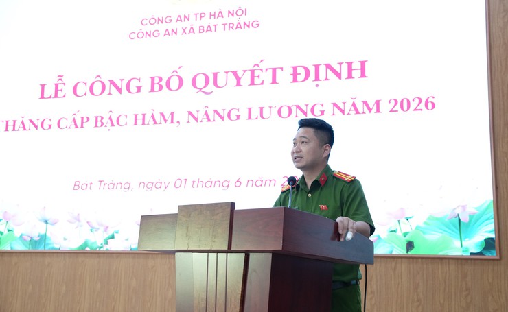 Công an xã Bát Tràng công bố quyết định thăng cấp bậc hàm, nâng lương năm 2026 cho 19 cán bộ, chiến sĩ- Ảnh 5.