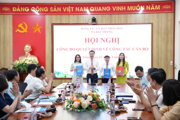 Xã Bát Tràng công bố các quyết định về công tác cán bộ- Ảnh 1.