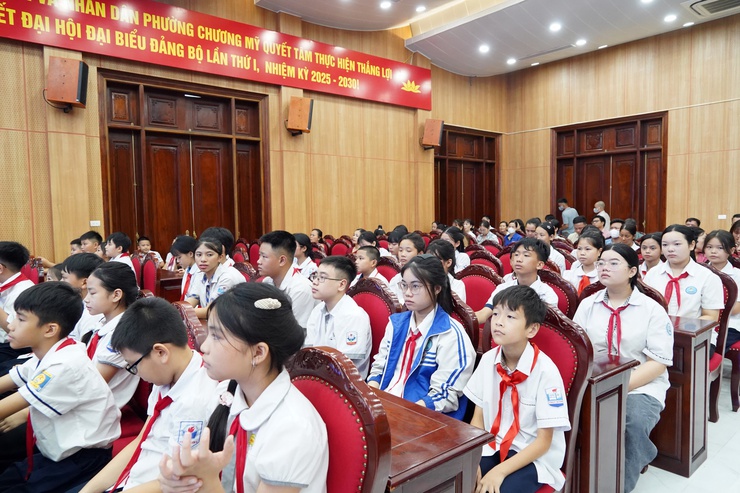 Phường Chương Mỹ tuyên dương học sinh tiêu biểu và tặng quà trẻ em có hoàn cảnh khó khăn vươn lên trong học tập năm học 2025 - 2026- Ảnh 4.