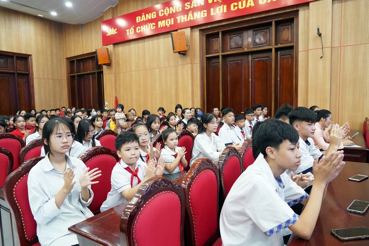 Phường Chương Mỹ tuyên dương học sinh tiêu biểu và tặng quà trẻ em có hoàn cảnh khó khăn vươn lên trong học tập năm học 2025 - 2026- Ảnh 3.