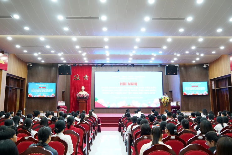 Phường Chương Mỹ tuyên dương học sinh tiêu biểu và tặng quà trẻ em có hoàn cảnh khó khăn vươn lên trong học tập năm học 2025 - 2026- Ảnh 1.