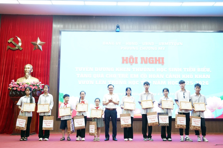 Phường Chương Mỹ tuyên dương học sinh tiêu biểu và tặng quà trẻ em có hoàn cảnh khó khăn vươn lên trong học tập năm học 2025 - 2026- Ảnh 5.