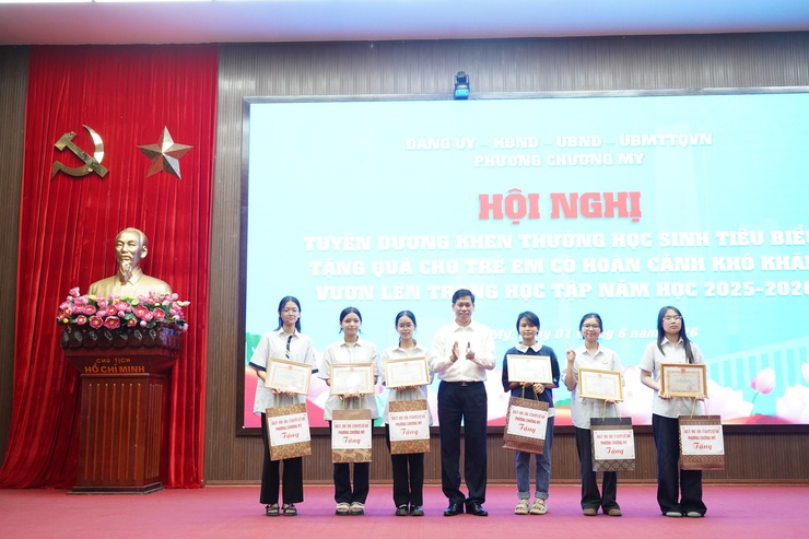 Phường Chương Mỹ tuyên dương học sinh tiêu biểu và tặng quà trẻ em có hoàn cảnh khó khăn vươn lên trong học tập năm học 2025 - 2026- Ảnh 6.