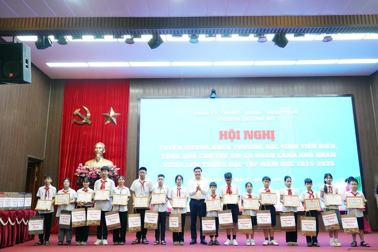 Phường Chương Mỹ tuyên dương học sinh tiêu biểu và tặng quà trẻ em có hoàn cảnh khó khăn vươn lên trong học tập năm học 2025 - 2026- Ảnh 7.
