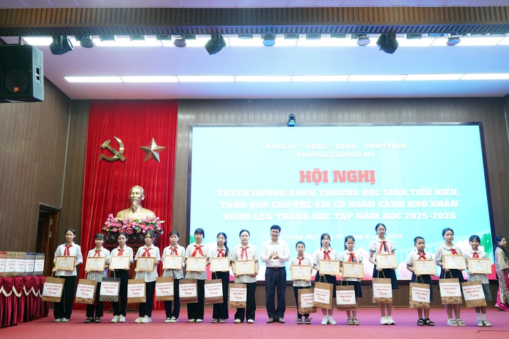 Phường Chương Mỹ tuyên dương học sinh tiêu biểu và tặng quà trẻ em có hoàn cảnh khó khăn vươn lên trong học tập năm học 2025 - 2026- Ảnh 8.