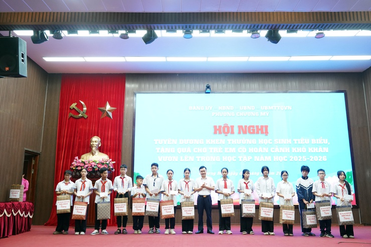 Phường Chương Mỹ tuyên dương học sinh tiêu biểu và tặng quà trẻ em có hoàn cảnh khó khăn vươn lên trong học tập năm học 2025 - 2026- Ảnh 9.