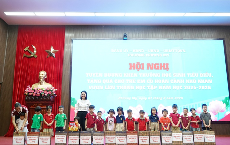Phường Chương Mỹ tuyên dương học sinh tiêu biểu và tặng quà trẻ em có hoàn cảnh khó khăn vươn lên trong học tập năm học 2025 - 2026- Ảnh 10.