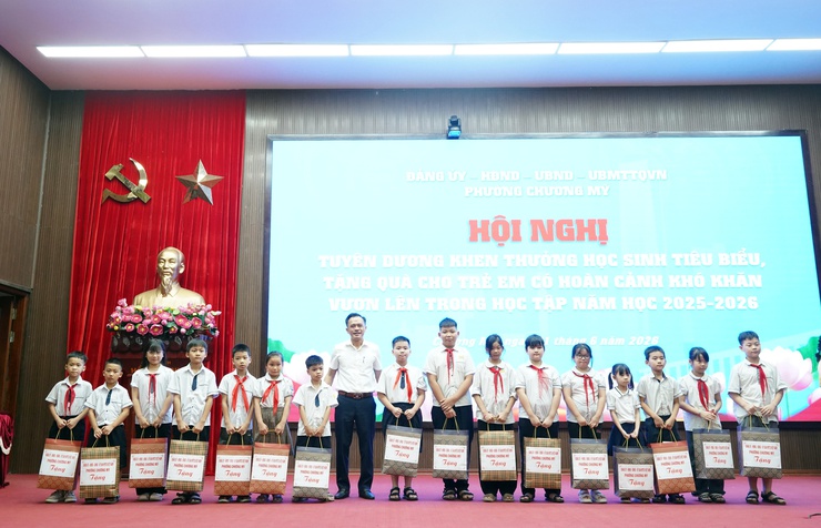 Phường Chương Mỹ tuyên dương học sinh tiêu biểu và tặng quà trẻ em có hoàn cảnh khó khăn vươn lên trong học tập năm học 2025 - 2026- Ảnh 11.