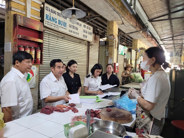 Đoàn kiểm tra số 02 của Sở Nông nghiệp và Môi trường kiểm tra công tác quản lý giết mổ, kinh doanh sản phẩm động vật tại phường Thanh Xuân- Ảnh 2.