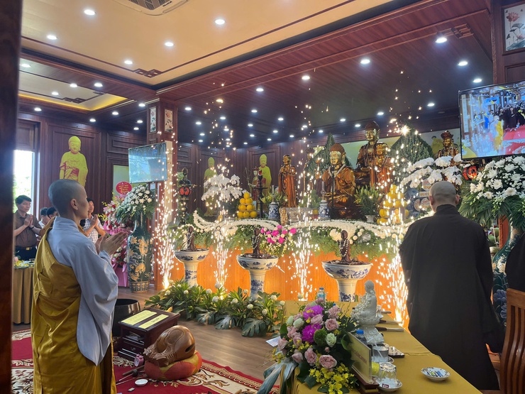 BÍ THƯ ĐẢNG ỦY, CHỦ TỊCH HĐND XÃ NGUYỄN NAM HÀ VÀ PHÓ BÍ THƯ ĐẢNG ỦY, CHỦ TỊCH UBND XÃ NỘI BÀI HỒ VIỆT HÙNG DỰ ĐẠI LỄ PHẬT ĐẢN TẠI CHÙA HƯƠNG GIA VÀ CHÙA LƯƠNG PHÚC- Ảnh 8.