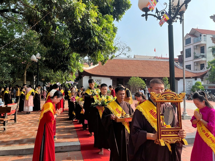 BÍ THƯ ĐẢNG ỦY, CHỦ TỊCH HĐND XÃ NGUYỄN NAM HÀ VÀ PHÓ BÍ THƯ ĐẢNG ỦY, CHỦ TỊCH UBND XÃ NỘI BÀI HỒ VIỆT HÙNG DỰ ĐẠI LỄ PHẬT ĐẢN TẠI CHÙA HƯƠNG GIA VÀ CHÙA LƯƠNG PHÚC- Ảnh 2.