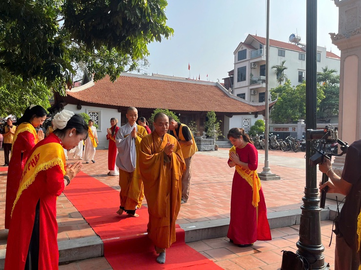 BÍ THƯ ĐẢNG ỦY, CHỦ TỊCH HĐND XÃ NGUYỄN NAM HÀ VÀ PHÓ BÍ THƯ ĐẢNG ỦY, CHỦ TỊCH UBND XÃ NỘI BÀI HỒ VIỆT HÙNG DỰ ĐẠI LỄ PHẬT ĐẢN TẠI CHÙA HƯƠNG GIA VÀ CHÙA LƯƠNG PHÚC- Ảnh 1.