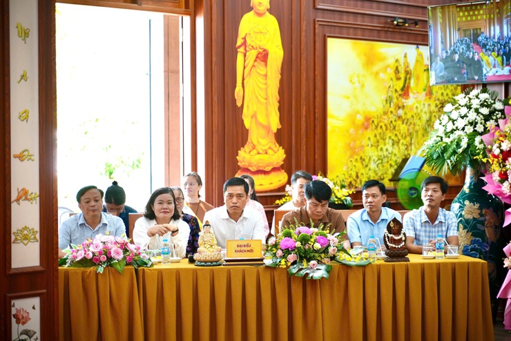 BÍ THƯ ĐẢNG ỦY, CHỦ TỊCH HĐND XÃ NGUYỄN NAM HÀ VÀ PHÓ BÍ THƯ ĐẢNG ỦY, CHỦ TỊCH UBND XÃ NỘI BÀI HỒ VIỆT HÙNG DỰ ĐẠI LỄ PHẬT ĐẢN TẠI CHÙA HƯƠNG GIA VÀ CHÙA LƯƠNG PHÚC- Ảnh 9.