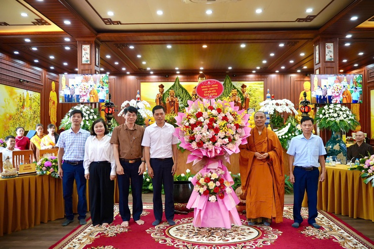BÍ THƯ ĐẢNG ỦY, CHỦ TỊCH HĐND XÃ NGUYỄN NAM HÀ VÀ PHÓ BÍ THƯ ĐẢNG ỦY, CHỦ TỊCH UBND XÃ NỘI BÀI HỒ VIỆT HÙNG DỰ ĐẠI LỄ PHẬT ĐẢN TẠI CHÙA HƯƠNG GIA VÀ CHÙA LƯƠNG PHÚC- Ảnh 10.