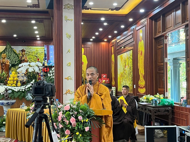 BÍ THƯ ĐẢNG ỦY, CHỦ TỊCH HĐND XÃ NGUYỄN NAM HÀ VÀ PHÓ BÍ THƯ ĐẢNG ỦY, CHỦ TỊCH UBND XÃ NỘI BÀI HỒ VIỆT HÙNG DỰ ĐẠI LỄ PHẬT ĐẢN TẠI CHÙA HƯƠNG GIA VÀ CHÙA LƯƠNG PHÚC- Ảnh 4.