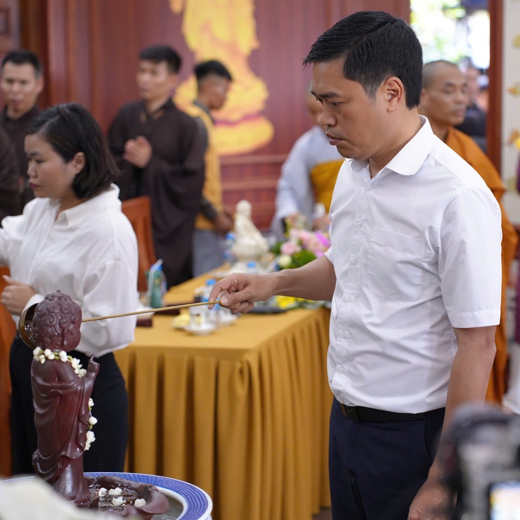 BÍ THƯ ĐẢNG ỦY, CHỦ TỊCH HĐND XÃ NGUYỄN NAM HÀ VÀ PHÓ BÍ THƯ ĐẢNG ỦY, CHỦ TỊCH UBND XÃ NỘI BÀI HỒ VIỆT HÙNG DỰ ĐẠI LỄ PHẬT ĐẢN TẠI CHÙA HƯƠNG GIA VÀ CHÙA LƯƠNG PHÚC- Ảnh 6.