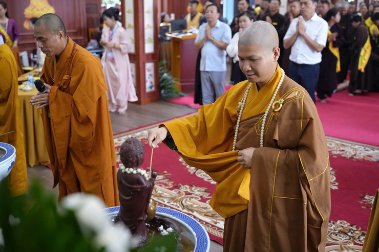 BÍ THƯ ĐẢNG ỦY, CHỦ TỊCH HĐND XÃ NGUYỄN NAM HÀ VÀ PHÓ BÍ THƯ ĐẢNG ỦY, CHỦ TỊCH UBND XÃ NỘI BÀI HỒ VIỆT HÙNG DỰ ĐẠI LỄ PHẬT ĐẢN TẠI CHÙA HƯƠNG GIA VÀ CHÙA LƯƠNG PHÚC- Ảnh 7.