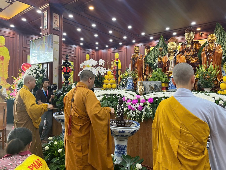 BÍ THƯ ĐẢNG ỦY, CHỦ TỊCH HĐND XÃ NGUYỄN NAM HÀ VÀ PHÓ BÍ THƯ ĐẢNG ỦY, CHỦ TỊCH UBND XÃ NỘI BÀI HỒ VIỆT HÙNG DỰ ĐẠI LỄ PHẬT ĐẢN TẠI CHÙA HƯƠNG GIA VÀ CHÙA LƯƠNG PHÚC- Ảnh 5.