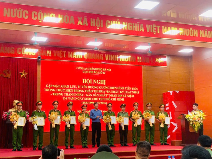 Cụm thi đua số 13 Công an thành phố Hà Nội: Giao lưu, tuyên dương 92 gương điển hình tiên tiến trong phong trào thi đua “Ba nhất”- Ảnh 5.
