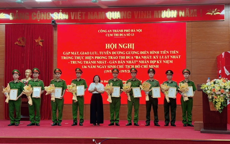 Cụm thi đua số 13 Công an thành phố Hà Nội: Giao lưu, tuyên dương 92 gương điển hình tiên tiến trong phong trào thi đua “Ba nhất”- Ảnh 4.