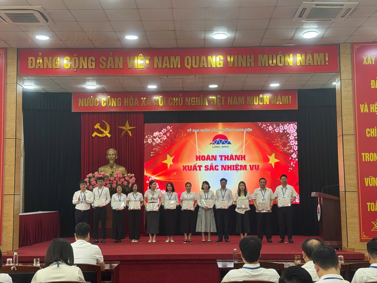 UBND phường Long Biên tổ chức Lễ chào cờ tháng 6/2026- Ảnh 3.