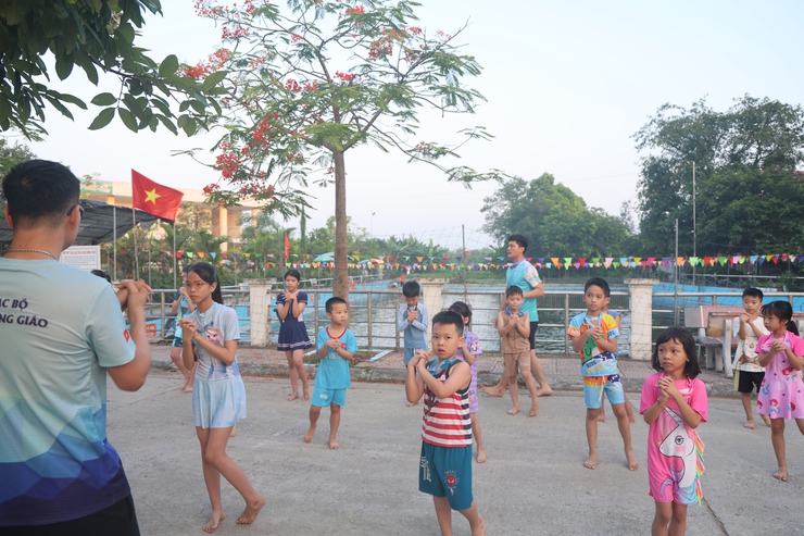 Tháng hành động vì trẻ em ở Tam Hưng: Từ món quà ngày 1/6 đến những hành động thiết thực vì sự an toàn của trẻ- Ảnh 1.