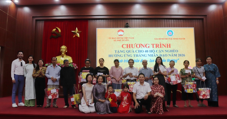 Trao tặng quà cho các hộ cận nghèo hưởng ứng Tháng nhân đạo năm 2026- Ảnh 4.