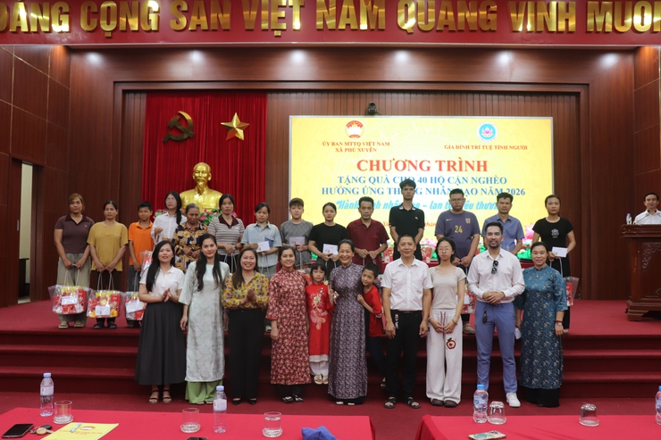 Trao tặng quà cho các hộ cận nghèo hưởng ứng Tháng nhân đạo năm 2026- Ảnh 3.