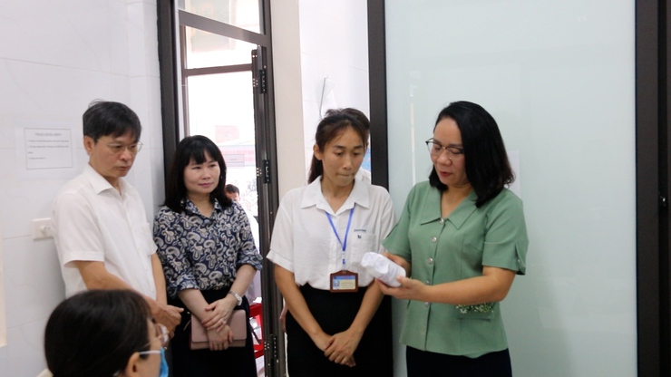 Đoàn công tác Sở Y tế Hà Nội giám sát chiến dịch bổ sung Vitamin A tại xã Vân Đình- Ảnh 1.