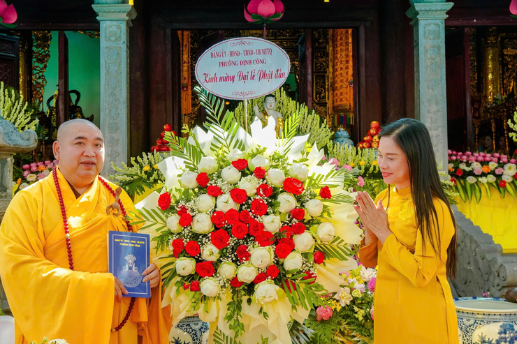 LÃNH ĐẠO PHƯỜNG ĐỊNH CÔNG THAM DỰ ĐẠI LỄ PHẬT ĐẢN PHẬT LỊCH 2570 - DƯƠNG LỊCH 2026 TẠI CHÙA LỦ- Ảnh 1.