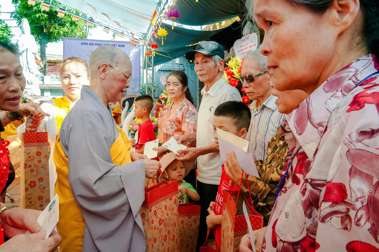 LÃNH ĐẠO PHƯỜNG ĐỊNH CÔNG THAM DỰ ĐẠI LỄ PHẬT ĐẢN PHẬT LỊCH 2570 - DƯƠNG LỊCH 2026 TẠI CHÙA LỦ- Ảnh 3.
