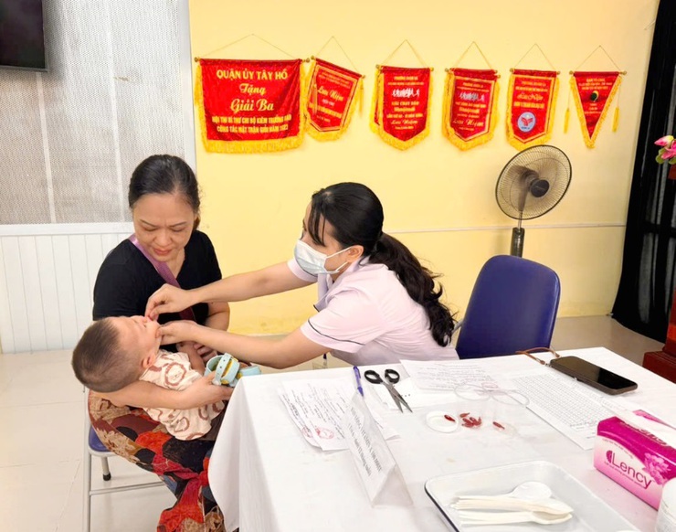 Gần 3.000 trẻ em phường Nghĩa Đô được uống vitamin A      và cân đo trong sáng ngày 01/6- Ảnh 7.