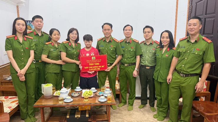 Công an phường Yên Sở lan tỏa yêu thương – tiếp sức, đồng hành, chắp cánh ước mơ cho em- Ảnh 1.