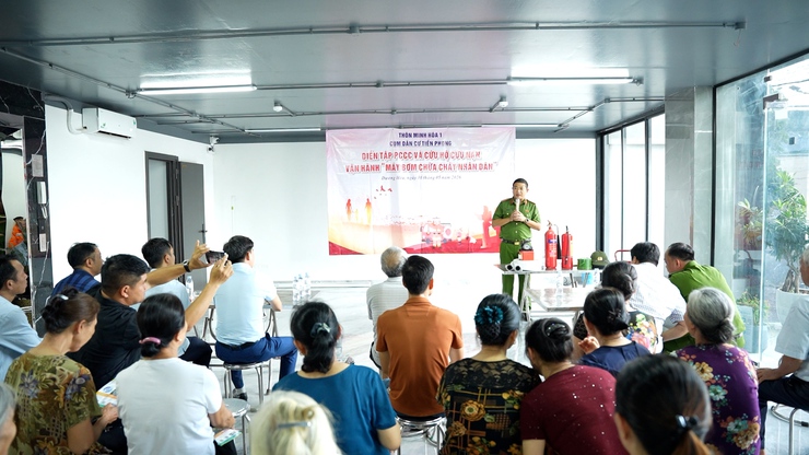 Diễn tập PCCC và cứu hộ cứu nạn, vận hành máy bơm chữa cháy tại thôn Minh Hoà 1 xã Dương Hoà- Ảnh 1.